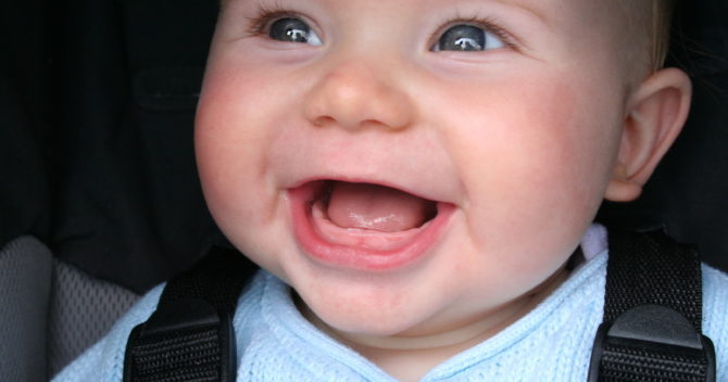 Un bebé hace erupción un diente