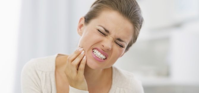 En kvinna har tandvärk