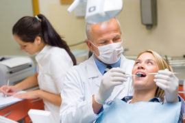 Anbringung von Zahnspangen beim Zahnarzt