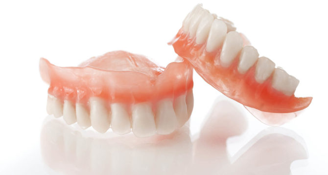 Prótesis dental para personas con falta completa de dientes.