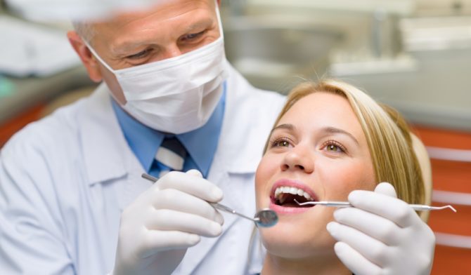 Dentistul examinează un pacient