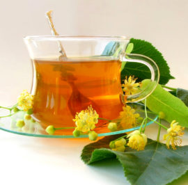 Tee aus Lindenblüten auf Temperatur