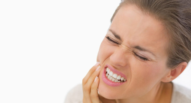 Kvinne har tann periodontitt