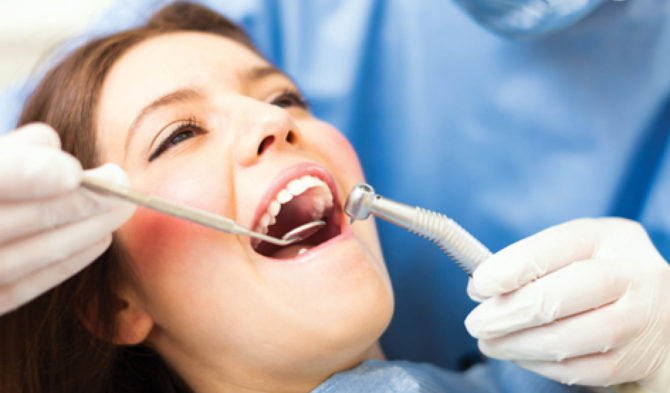 Lekarz bada pacjenta z zapaleniem miazgi zęba