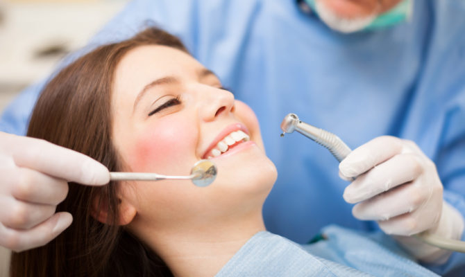 Žena na profesionalnom postupku četkanja zuba